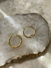 Load image into Gallery viewer, Chloe Twisted Hoop Earring Medium Gold
