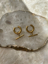 Load image into Gallery viewer, Ivy T Bar Hoop Earring Gold
