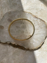 Load image into Gallery viewer, Amelia Oval Clip Bangle Gold
