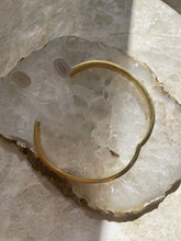 Load image into Gallery viewer, Amelia Oval Clip Bangle Gold
