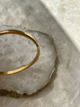 Load image into Gallery viewer, Amelia Oval Clip Bangle Gold

