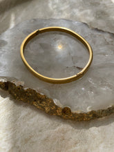 Load image into Gallery viewer, Amelia Oval Clip Bangle Gold
