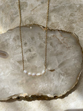 Load image into Gallery viewer, Liv Chain with Pearls Necklace Gold
