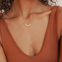Load image into Gallery viewer, Liv Chain with Pearls Necklace Gold

